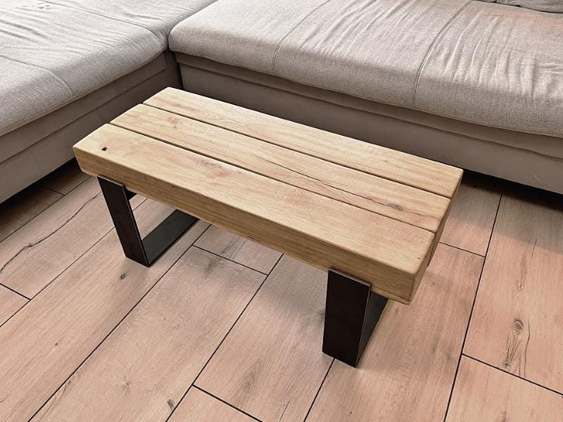 Schrägansicht des Couchtischs aus antiker Eiche mit dunklem Stahlgestell