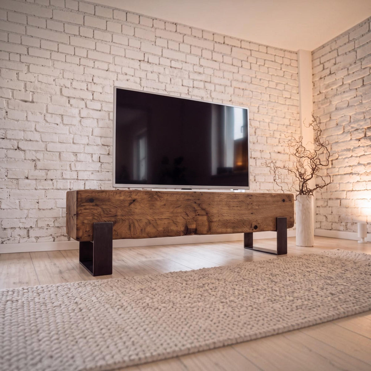 Maßgefertigtes Lowboard aus antiker Eiche und Stahl als TV-Möbel im Wohnraum