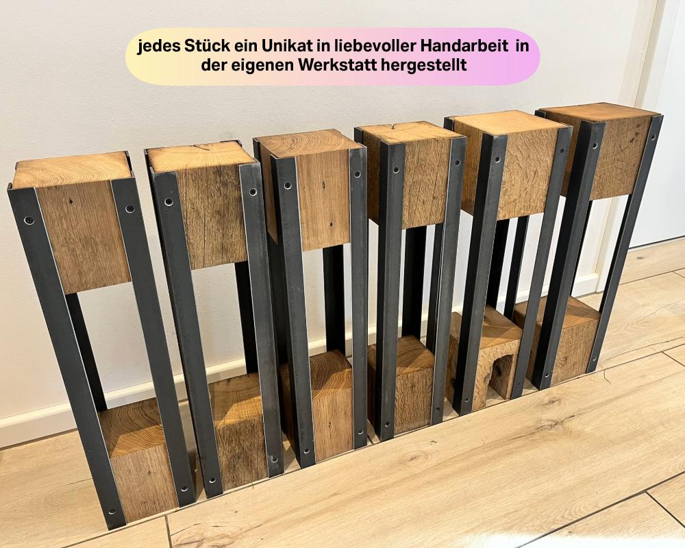 Mehrere handgefertigte Dekosäulen aus antiker Eiche und Stahl in der Fertigung