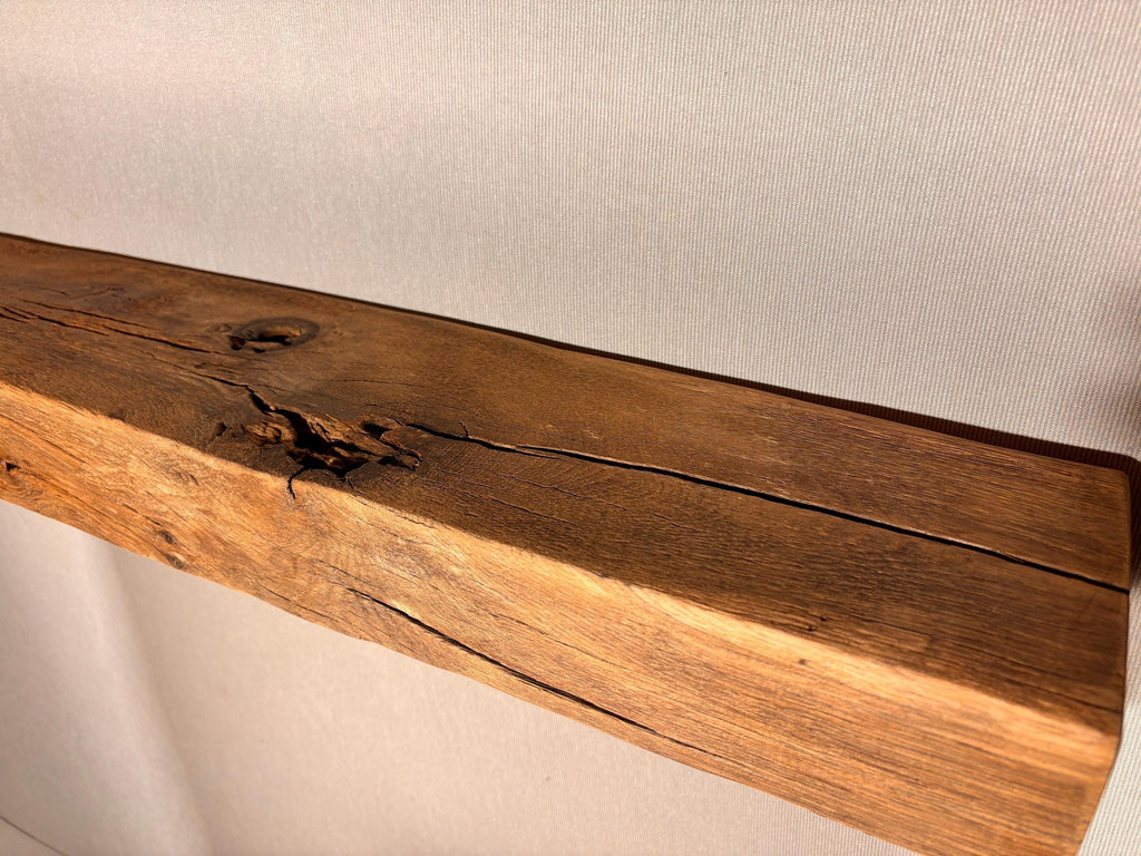Detail des antiken Eichenbalken-Regals mit natürlichem Riss und dunklem Astbild