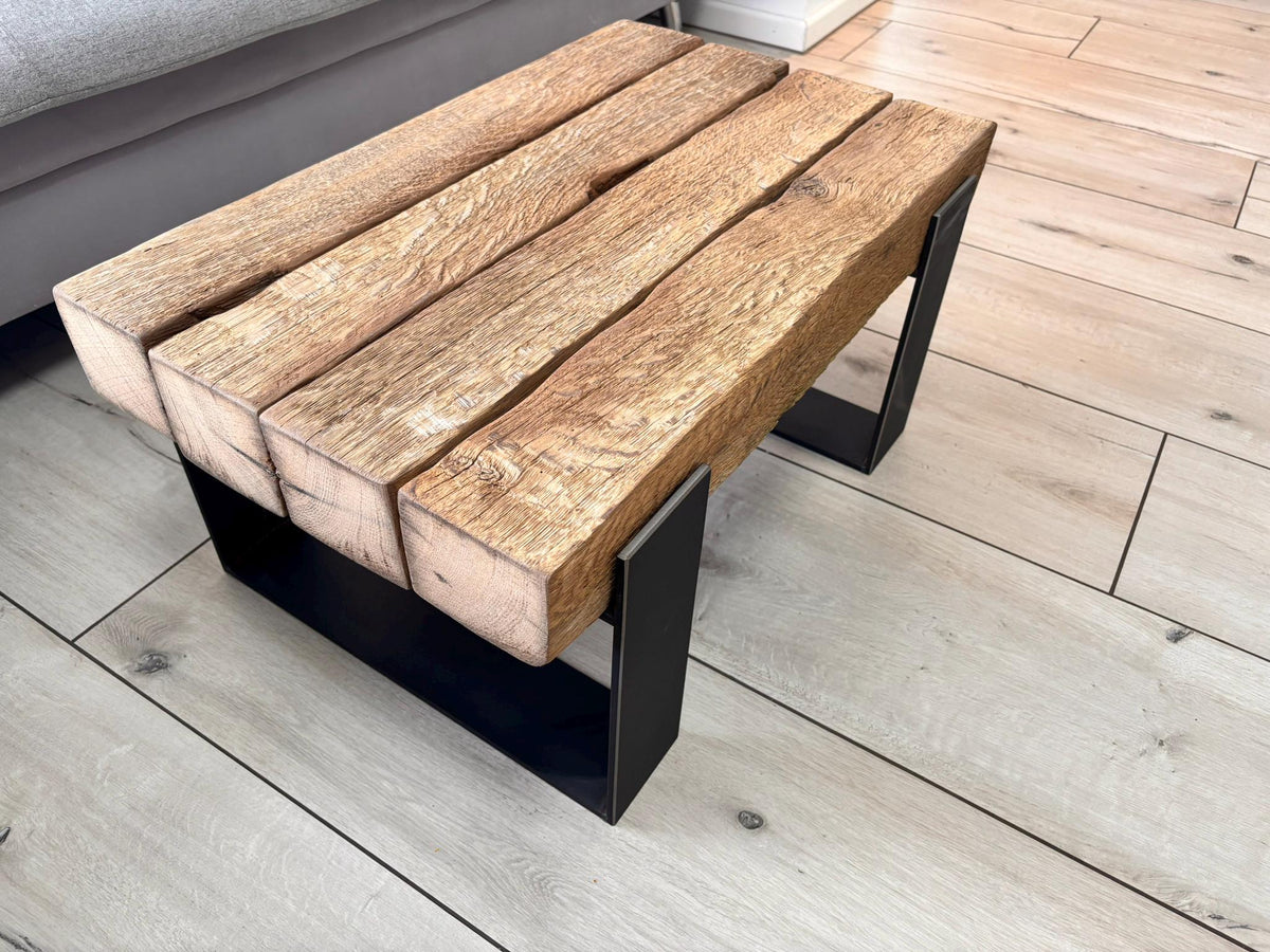 Couchtisch aus antiker Eiche von der kurzen Stirnseite, mit massiver Holzplatte und Stahlkufen