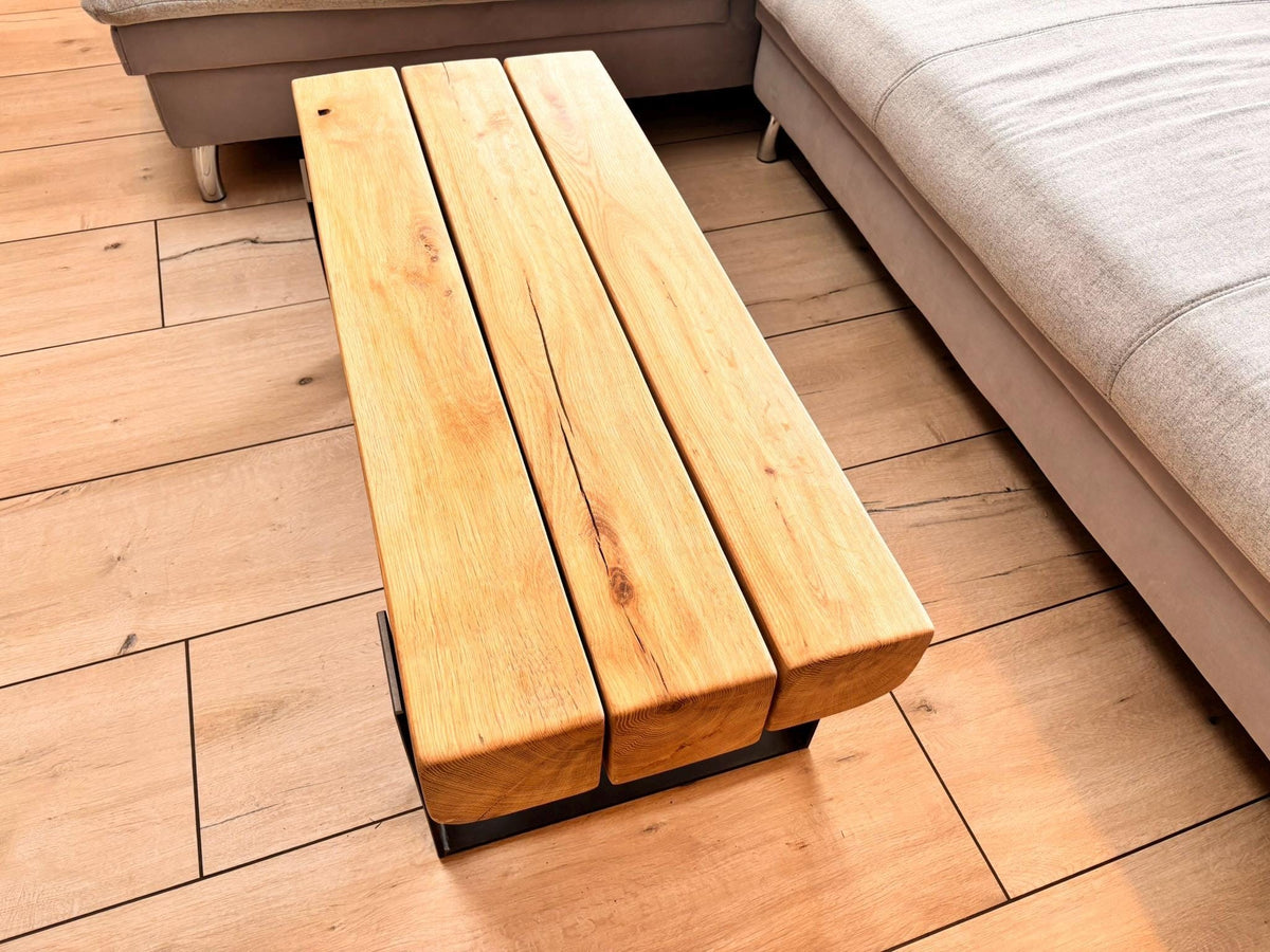 Couchtisch aus antiker Eiche in der Seitenansicht