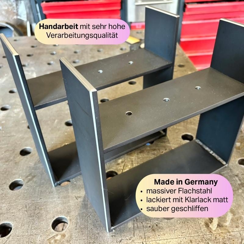 Zwei dunkle Stahlgestelle mit Auflagen und Befestigungsbohrungen für einen Eichenbalken-Couchtisch