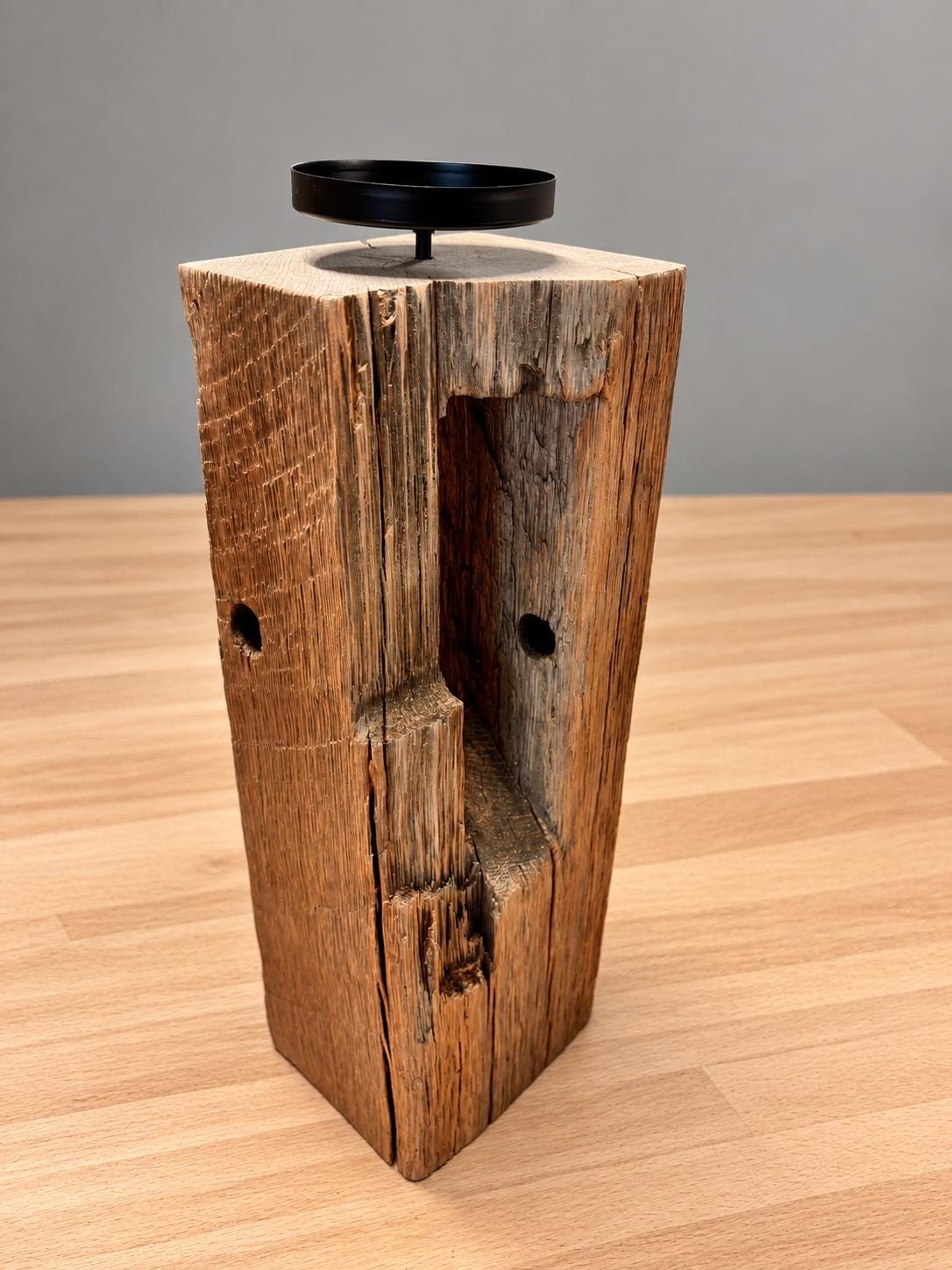 Kerzensäule F aus antiker Eiche, 11 × 11 × 38 cm, mit tiefem Zapfenloch und schwarzem Stahlteller
