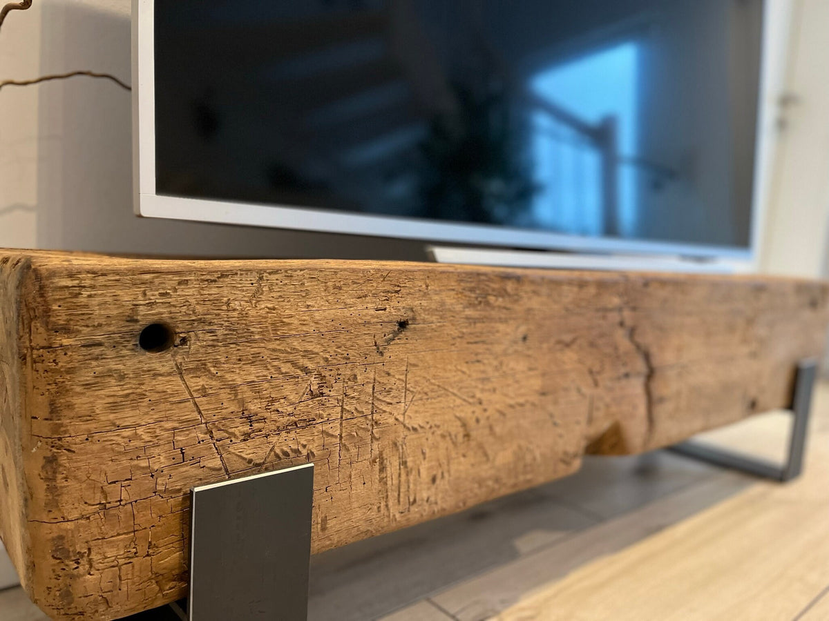 Lowboard aus antiker Eiche – Front mit historischer Holzstruktur und Stahlauflagen