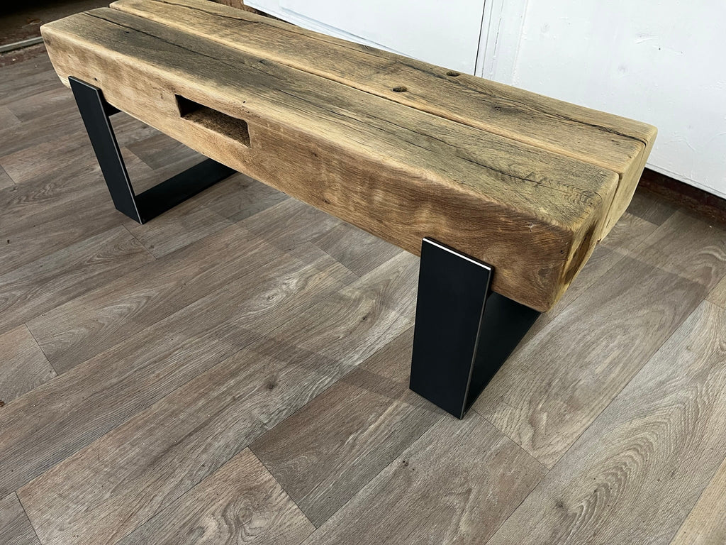 Frontdetail der 110-cm-Balkenbank mit historischem Zapfenloch und dunklem Stahlgestell