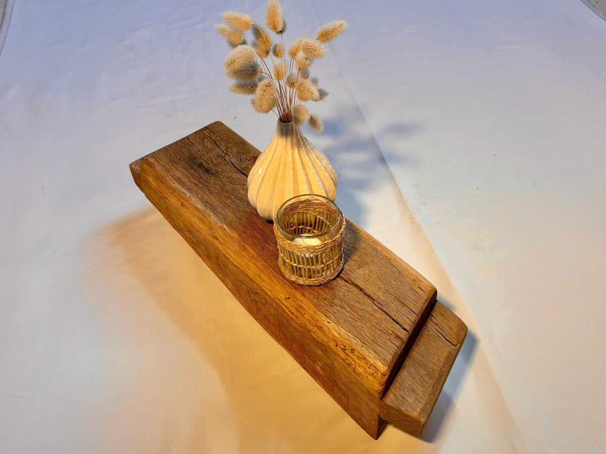 Dekobalken Nr. 4 aus antiker Eiche in liegender Ansicht mit alter Holzverbindung und natürlichem Riss