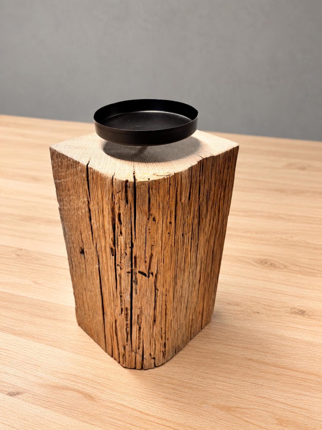 Kerzensäule D aus antiker Eiche, 12 × 12 × 24 cm, mit ausgeprägten Holzrissen und schwarzem Stahlteller