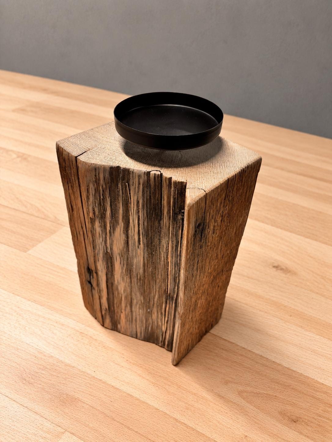 Kerzensäule C aus antiker Eiche, 12 × 12 × 24 cm, mit dunkler Holzstruktur und schwarzem Stahlteller