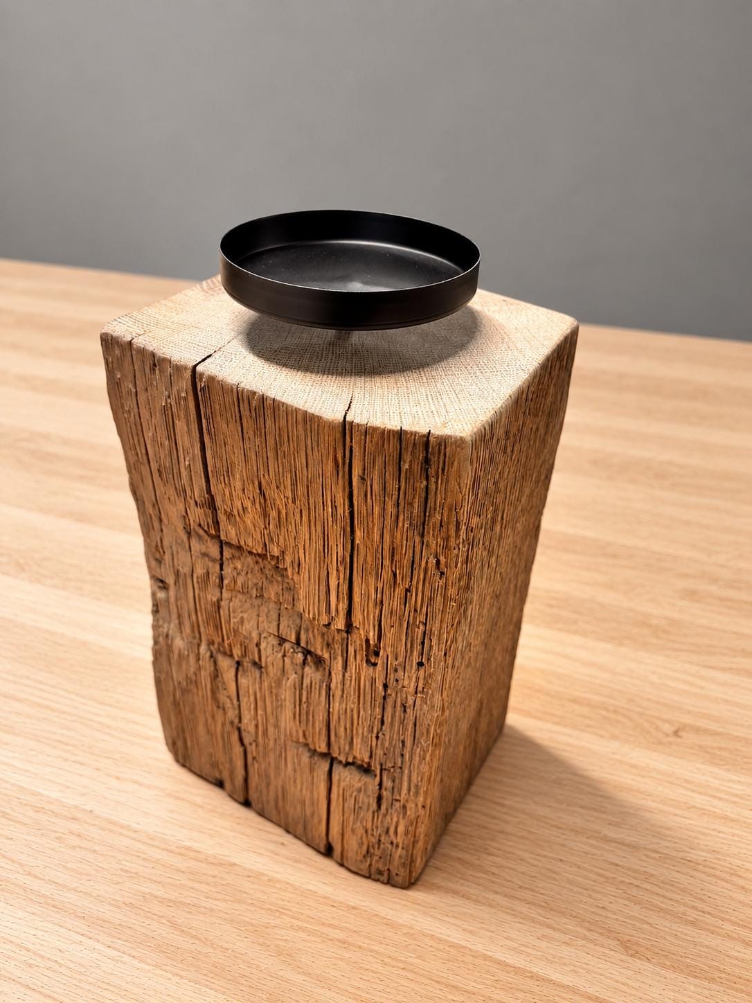Kerzensäule B aus antiker Eiche, 12 × 12 × 24 cm, mit sichtbarer Maserung und schwarzem Stahlteller