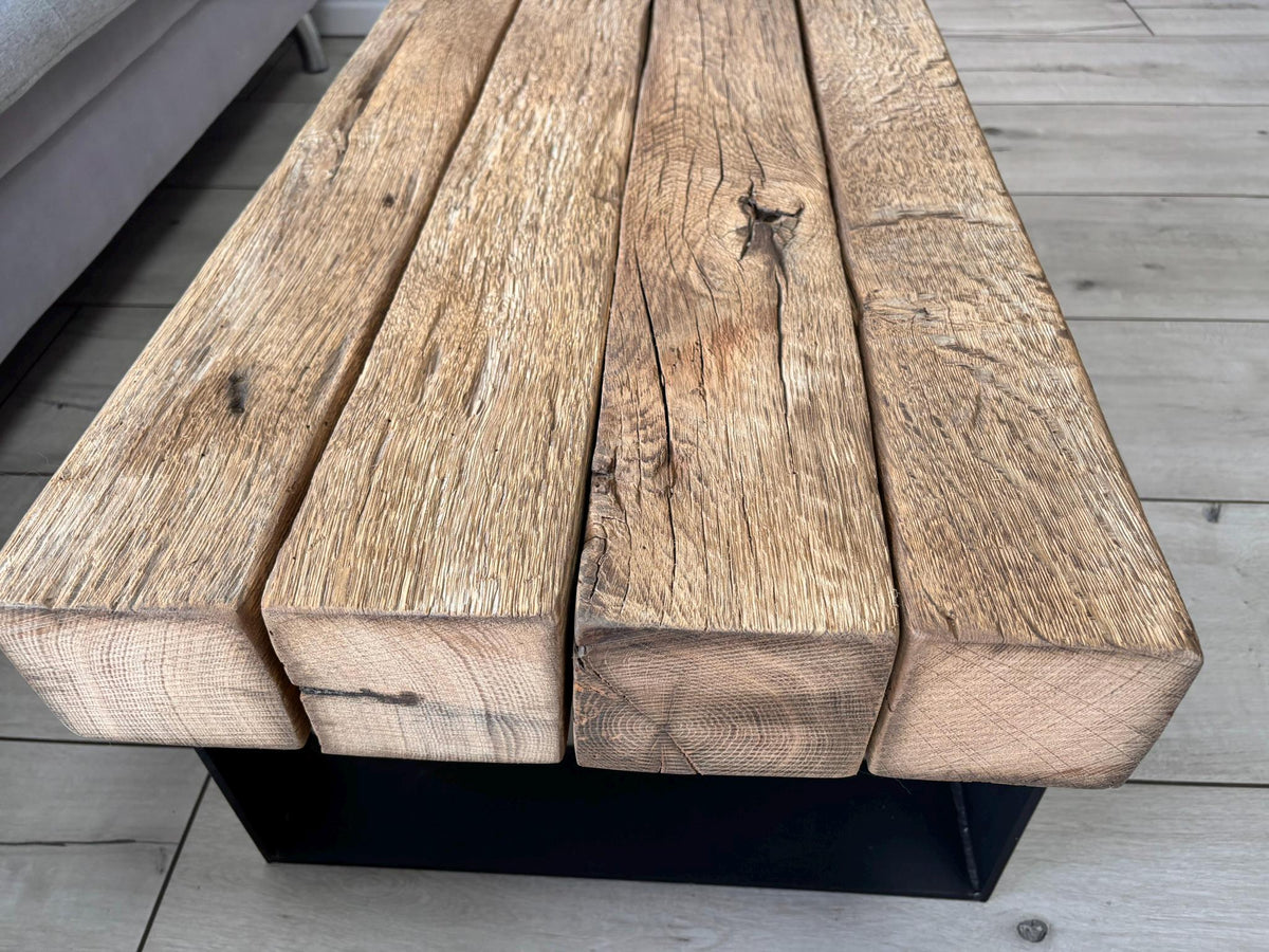 Detail der vier Balkenenden und ihrer unterschiedlichen Maserung am Eichen-Couchtisch